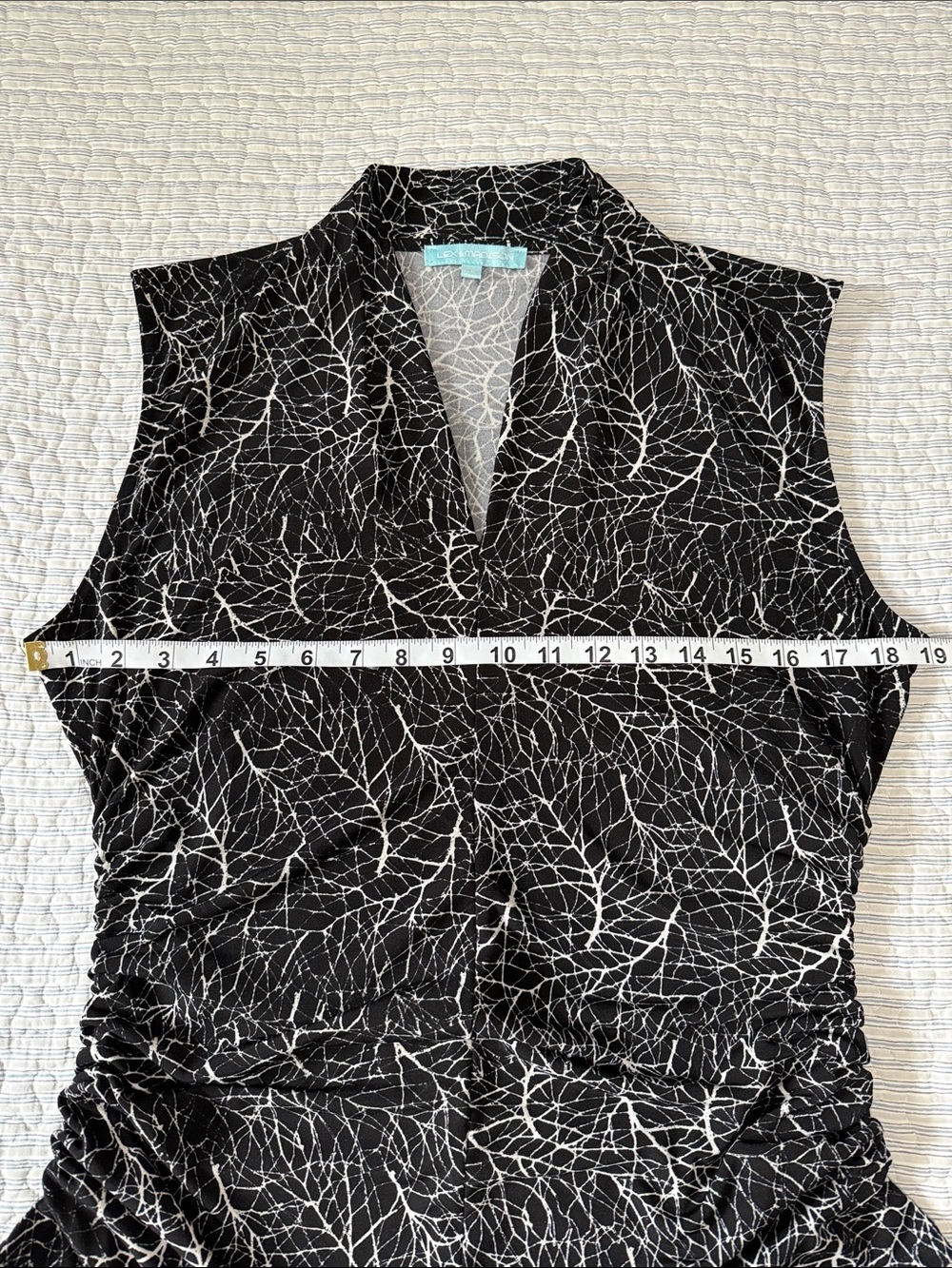 Winter Branches Side Ruched V-Neck Shell - Picture 6 of 9